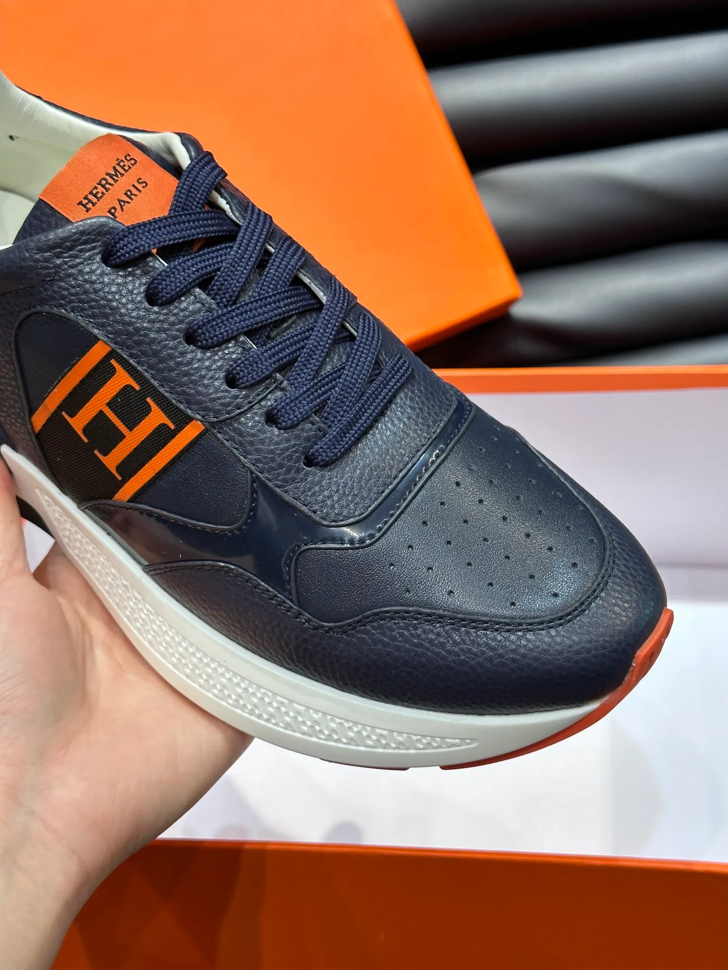Factory price: 520💰HERMES/Hermes Hugo thick-soled sneakers are casual men's shoes. These sneakers are made of imported first-layer cowhide leather and breathable mesh design. The contrasting color design creates a dynamic and modern shape. The front end of the toe is decorated with natural-color rubber inlays, making it novel and fashionable. The texture is incomparable, with cowhide lining and cowhide foot pads, the upper foot is comfortable and breathable, and the rubber sole is decorated with geometric patterns and iconic "H" details. A very personal one! Size: 39-44 (customized at 38.45)